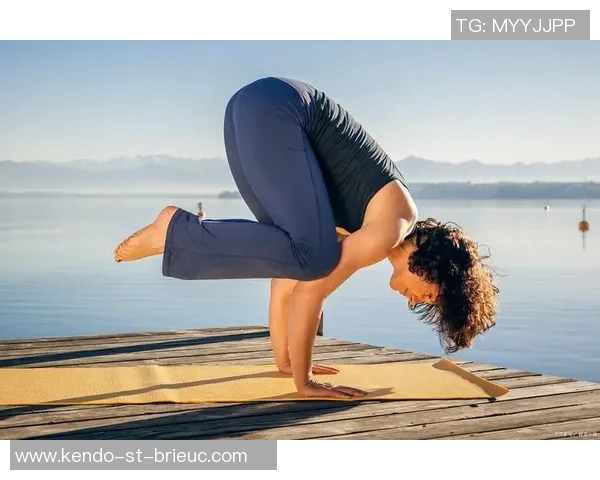 提升瑜伽体验从基础开始,选择合适的瑜伽垫、球、砖和配件助你更好练习